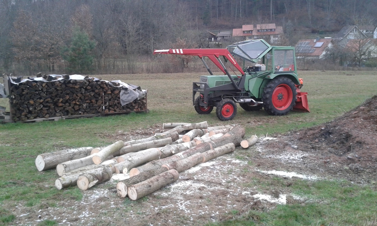 Farmer 102S rückt Holz