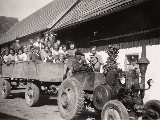 Ende der Hopfenernte auf einem benachbarten Betrieb, um ca 1950