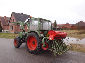 Farmer 103 SA mit Nodet Drillkarre