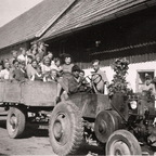Ende der Hopfenernte auf einem benachbarten Betrieb, um ca 1950