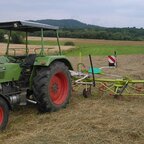 Heu wenden mit Farmer 108S und 8m Claas Wender