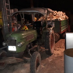 Farmer 2 D mit Mengele voll mit Holz