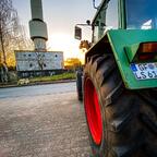 Fendt Favorit 611LS vorm Sonnenuntergang