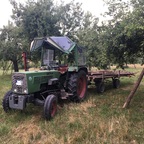 Fendt 102s mit Langholzwagen auf Streuobstwiese