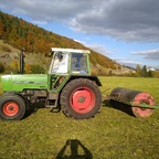 Fendt 305 LS beim Wiesen walzen