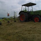 Heu wenden mit Farmer 108S und 8m Claas Wender