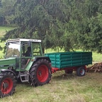 Farmer 309 LSA mit Einachskipper beim Brennholz ausliefern
