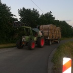 Favorit 611S beim Heu Ballen fahren