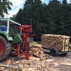 Fendt 104S mit Spalter beim Holzspalten