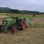 Heu wenden mit Farmer 108S und 8m Claas Wender