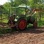 Farmer 102S mit Federzinkengrubber