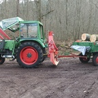 Farmer 102S, Landsberg Frontlader, Farmi Winde und Goldhofer Anhänger