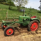 Der Kleine beim Kartoffeln häufeln